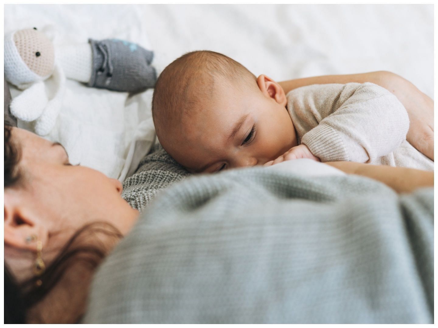 Breastfeeding can delay the menstrual cycles for new mothers (Image via Vecteezy)